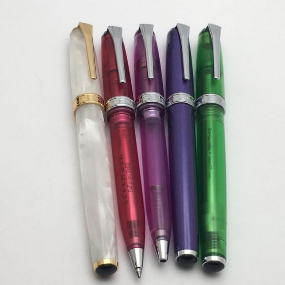 Levenger Bomber Jacket Pen Wrap Set with 5 Ballpoint Pens - Picture 9 of 11